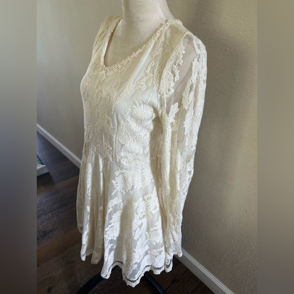 Lily’s Elegant cream colored Lace Long Sleeve Dress size M NWT - Picture 2 of 7